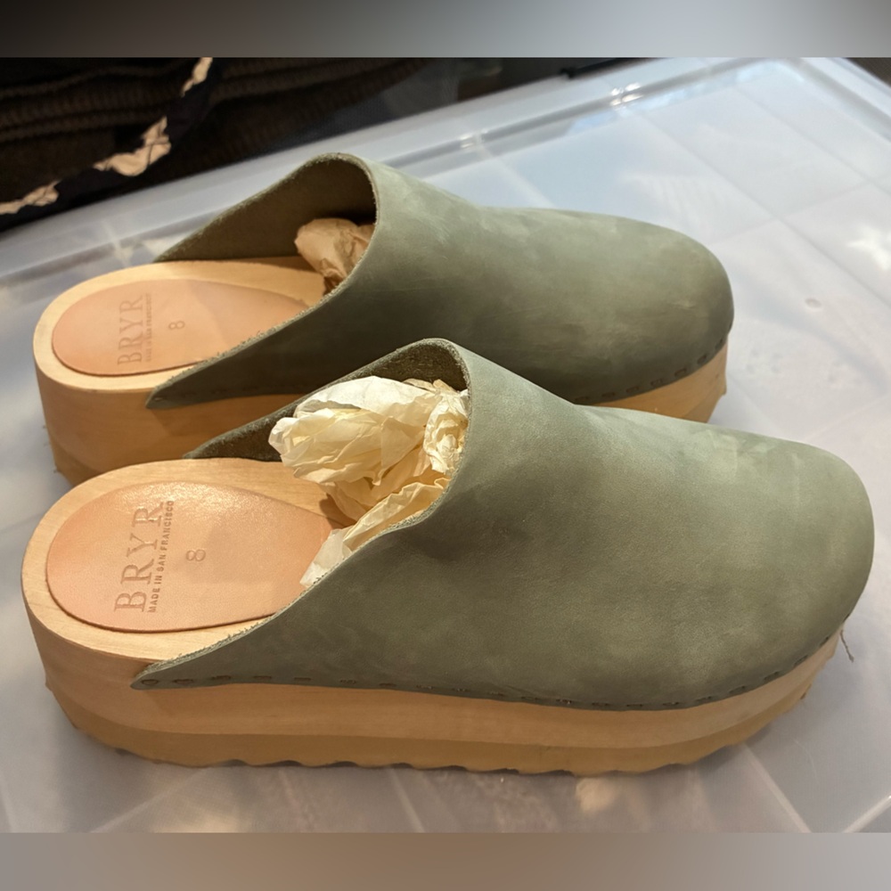 Bryr CHONK Sage Green Leather Clogs size 8/38